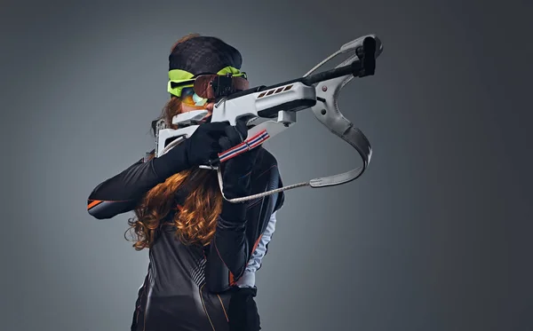 Biatlon kampioen gericht met een concurrerende pistool — Stockfoto