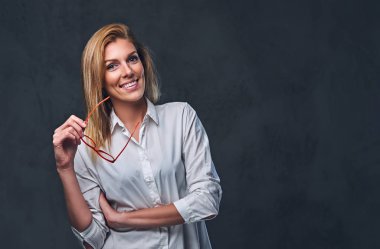 Beyaz bir gömlek ve gözlük giymiş erkek.