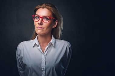 Beyaz bir gömlek ve gözlük giymiş erkek.