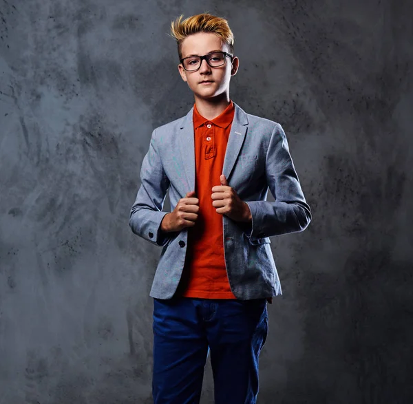 Tonårspojke i glasögon — Stockfoto