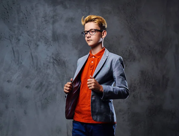 Menino adolescente em óculos — Fotografia de Stock