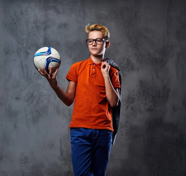 Un niño juega con una pelota de fútbol — Foto de Stock