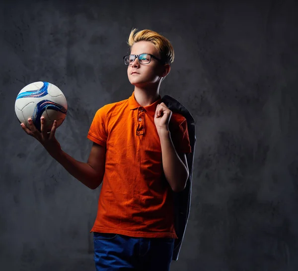 Chlapec si hraje s fotbalovým míčem — Stock fotografie