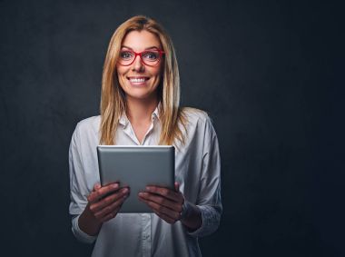 Sarışın kadın tablet Pc tutar