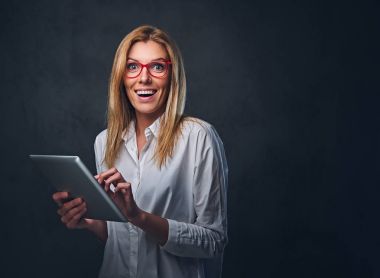 Sarışın kadın tablet Pc tutar