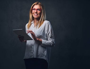 Sarışın kadın beyaz bir gömlek giymiş 