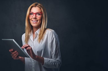 Sarışın kadın beyaz bir gömlek giymiş 