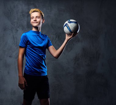 Mavi üniformalı futbol oyuncusu giyinmiş 