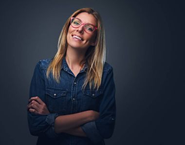 Stüdyo portre sarışın kadın