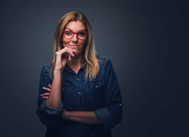 Stüdyo portre sarışın kadın