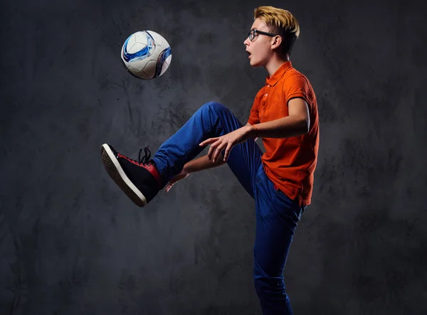Chlapec si hraje s fotbalovým míčem — Stock fotografie