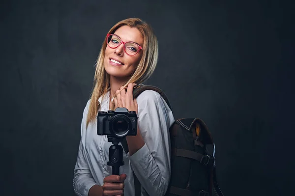 Vrouwelijke fotograaf met professionele camera. — Stockfoto