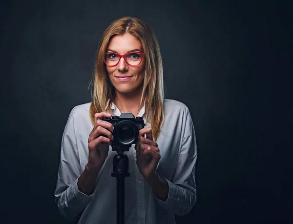 Fotógrafo feminino com câmera profissional . — Fotografia de Stock