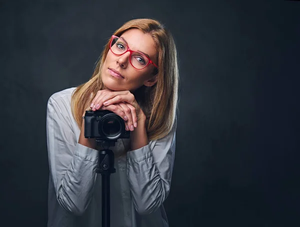 Atraktivní blond žena fotografka — Stock fotografie