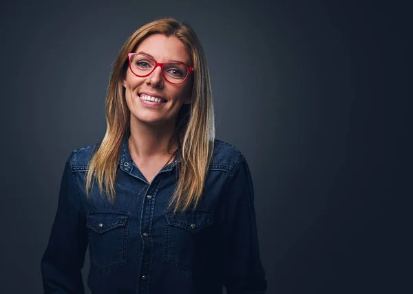 Retrato de estúdio de mulher loira — Fotografia de Stock