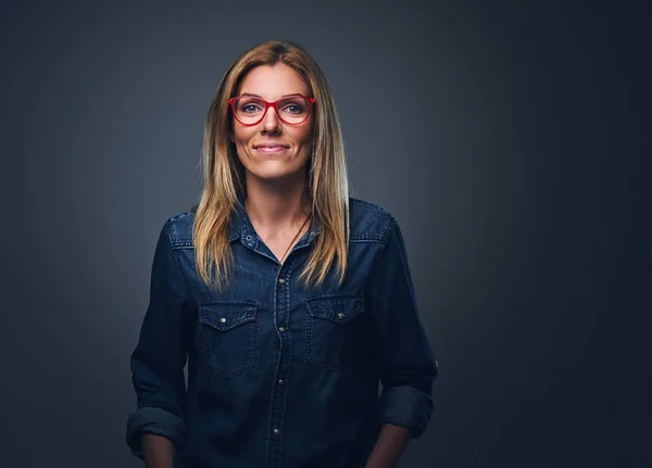 Retrato de estúdio de mulher loira — Fotografia de Stock