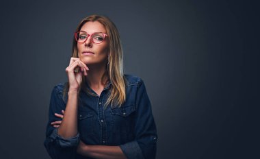 Stüdyo portre sarışın kadın