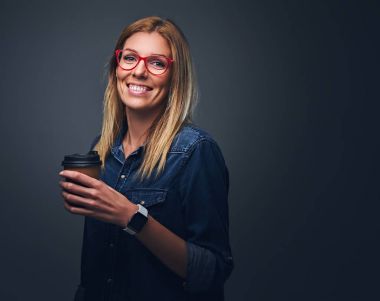 Sarışın kadın tutar kahve götürün 