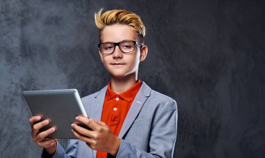 Gözlük bir çocukta tablet Pc tutar.