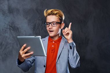 Gözlük bir çocukta tablet Pc tutar.