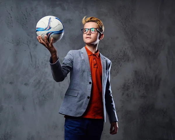 Chlapec má fotbalový míč — Stock fotografie