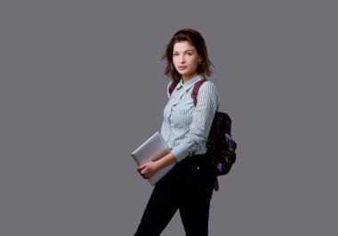 Kadın tutar tablet Pc ve sırt çantası.