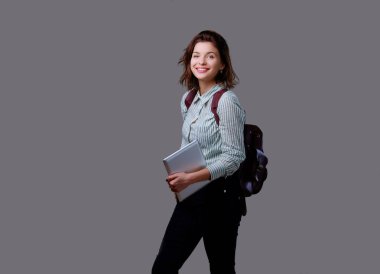 Esmer bir kadın tablet Pc tutar 