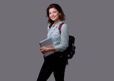 Esmer bir kadın tablet Pc tutar 