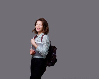 Kadın tutar tablet Pc ve sırt çantası.