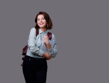 Kadın tutar tablet Pc ve sırt çantası.