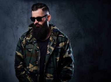 dövmeli acımasız sakallı adam