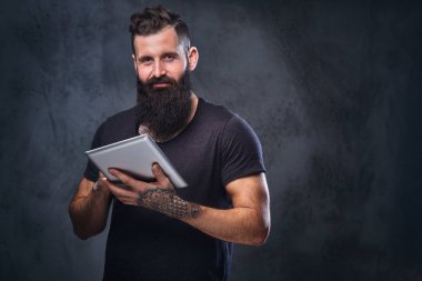 Sakallı adam gümüş tablet kullanma 