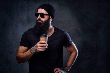 Acımasız sakallı dövmeli adam