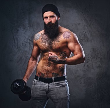 Gömleksiz erkek dumbbell tutar