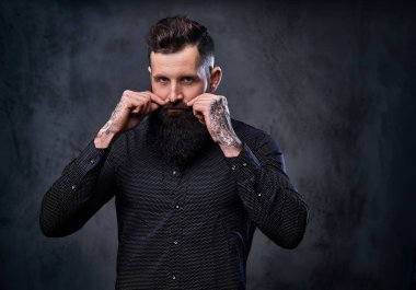 Dövmeli şık sakallı erkek 