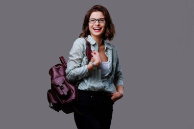 Erkek deri sırt çantası ile