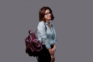 Erkek deri sırt çantası ile