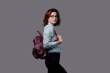 Erkek deri sırt çantası ile