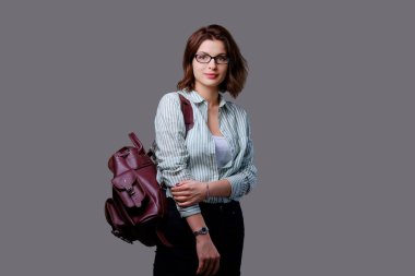 Erkek deri sırt çantası ile