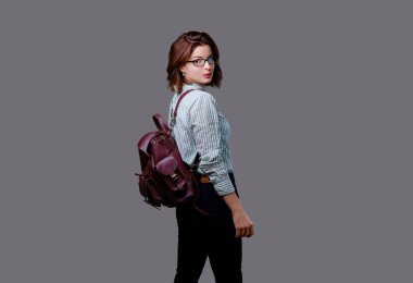 Erkek deri sırt çantası ile