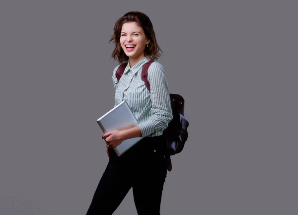 Een brunette vrouw houdt tablet Pc — Stockfoto