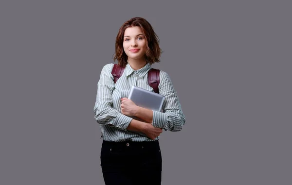 En brunett kvinna håller tablet Pc — Stockfoto