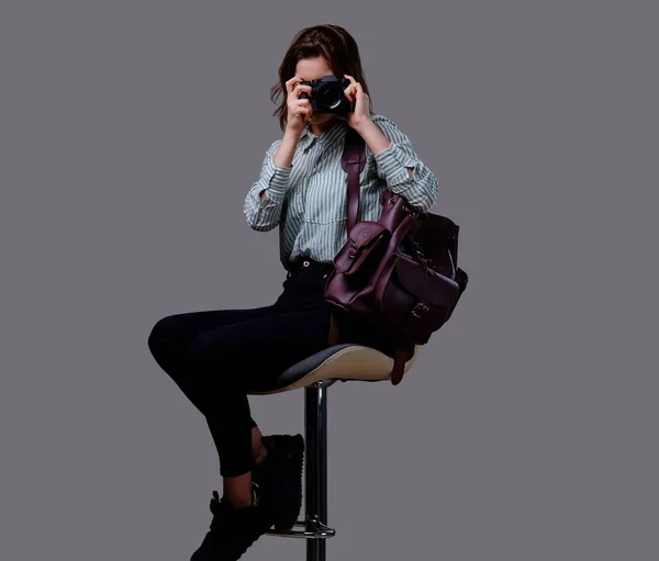 Turista femminile con macchina fotografica — Foto Stock