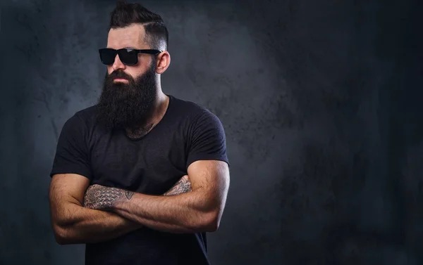 Homem hipster barbudo com braços cruzados — Fotografia de Stock