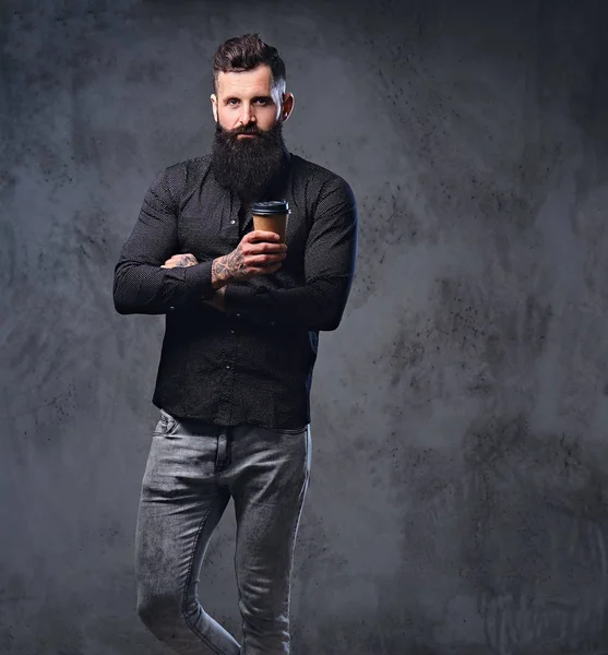 Şık sakallı erkek siyah gömlekli