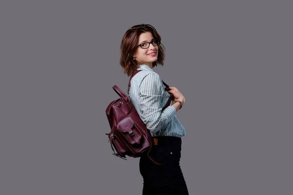 Femme avec sac à dos en cuir — Photo