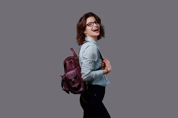 Mujer con mochila de cuero —  Fotos de Stock