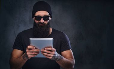 Sakallı vahşi erkek tutar tablet Pc