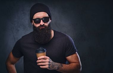 Şapkalı sakallı dövmeli adam 