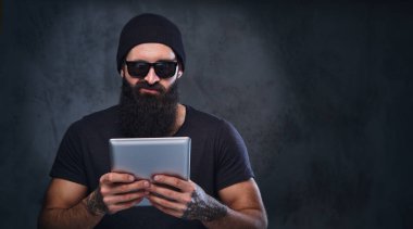 Sakallı vahşi erkek tutar tablet Pc